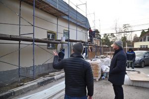 В доме культуры поселка Ильинский ведутся ремонтные работы фасада здания и кровли
