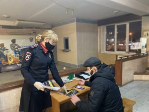 Посетителям РЭО ГИБДД напомнили о правилах безопасности в темное время суток
