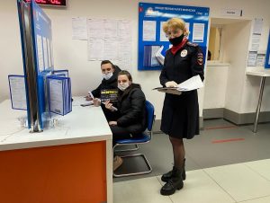 В городе Раменское сотрудники Госавтоинспекции  совместно с представителями Комиссии по ОБДД провели акцию «Засветись на дороге!»