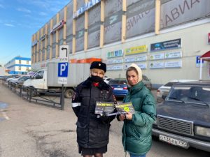 Сотрудники Госавтоинспекции и представители Раменской  комиссии по ОБДД провели беседы  вблизи торговых центров