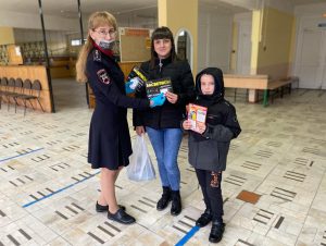 Родителям напомнили о правилах безопасного поведения на дорогах