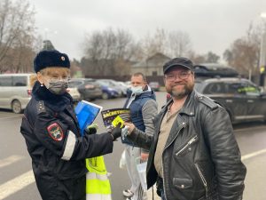 Сотрудники Раменской Госавтоинспекции провели акцию «Засветись» на автостоянке с посетителями торговых центров