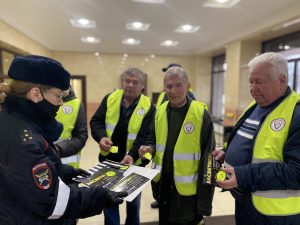 Сотрудникам завода «Энергия» напомнили о безопасности на дороге в темное время суток