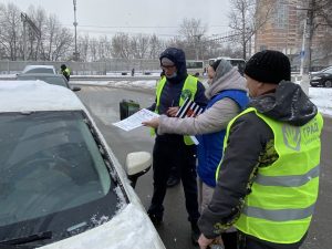 В День волонтера сотрудники Раменской Госавтоинспекции и представители общественной организации автодружины «Град» напомнили участникам дорожного движения о безопасности на дороге