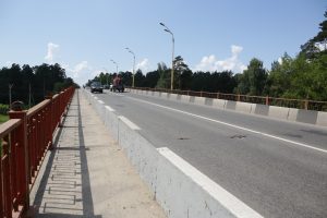 На путепроводе через железную дорогу начинаются ремонтные работы