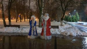 Неизвестные испортили новогоднее украшение города