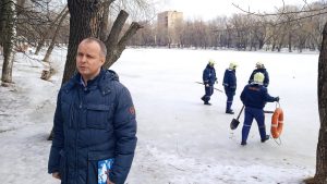Спасатели проверяют толщину льда на водоемах в Раменском