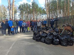 На территории около Гимназии №2 провели субботник