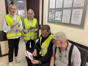 Посетителям МФЦ напомнили правила безопасности на дороге
