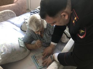 В День Победы сотрудники ОВМ вручили паспорт Российско￼й Федерации ветерану войны