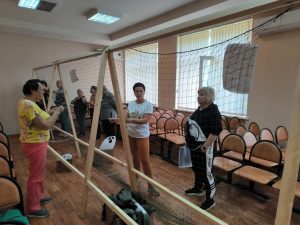 Жители поселка Дубовая Роща плетут маскировочные сети