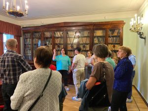 Участники клуба «Активное долголетие» побывали в подмосковном музее-заповеднике «Ленинские горки»