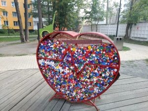 Сердце для «добрых крышечек» установят на площади Молодежи