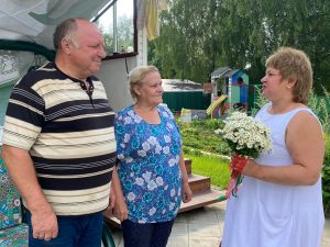 Сотрудники ДК «Лель» поздравили жителей с Днем семьи, любви и верности