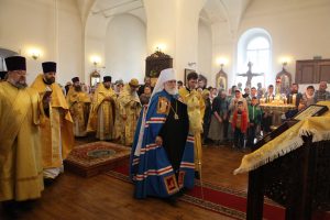 16 июля митрополит Крутицкий и Коломенский Павел возглавил Божественную литургию в Покровском храме села Карпово