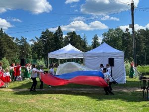 На Ильинском пруду провели праздничное мероприятие в честь Дня Российского флага