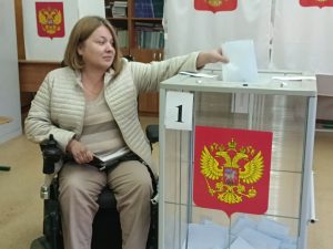 Член Раменской Общественной палаты Олеся Фролова проголосовала на участке №2527