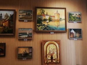 Выставка картин открылась в библиотеке