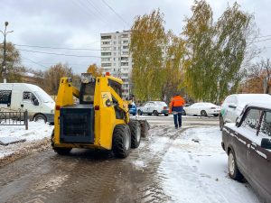 Уборку снега проводят коммунальные службы округа