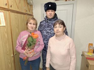 Мать коллеги, погибшего при исполнении служебных обязанностей, навестили сотрудники Раменского ОВО