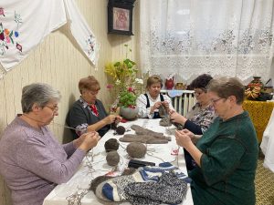 Участницы «Активного долголетия» ДК «Лель» вяжут теплые носки для военнослужащих