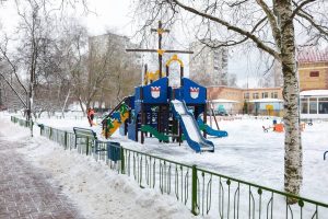 Николай Ханин проверил уборку снега во дворе дома 26 на улице Гурьева