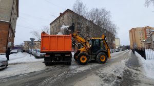 На улице Советская в Раменском вывозят снег
