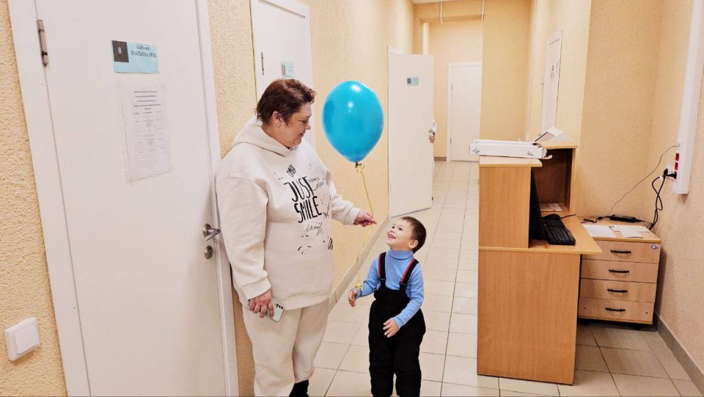 инклюзивные дети в детском саду. сделай детское 24. дети делают поделку обои. дети мастерят поделки. дети творчество.