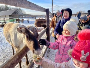 Сотрудники и воспитанники ДК «Лель» посетили оленью ферму