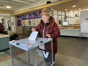 В первый день голосования на выборы в Раменском пришла участница клуба «Активное долголетие» Наталья Ивановна Кашаева