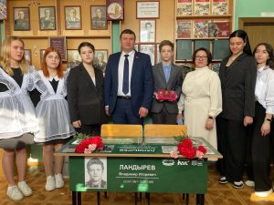 «Единая Россия» приняла участие в открытии Парты Героя в память о Владимире Ландыреве