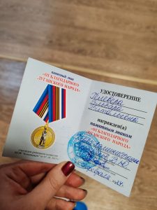 Памятный знак за заслуги перед Луганским народом раменчанке вручил глава Кременского района ЛНР Вячеслав Третьяков