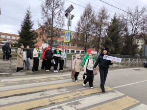 Госавтоинспекторы и юные инспекторы движения при поддержке Рамавтодора организовали акцию у нерегулируемого пешеходного перехода