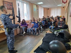 В Раменском сотрудники Росгвардии провели «День открытых дверей» для воспитанников секции по самбо