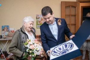 Накануне Дня Победы врип главы Раменского городского округа Эдуард Малышев поздравил с наступающим праздником ветеранов. Вручил поздравительный адрес от губернатора Московской области Андрея Воробьева, сертификаты и корзины от раменского бизнеса.