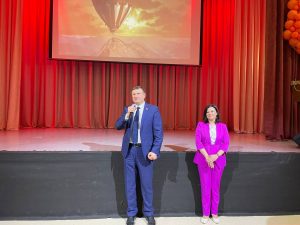 Партийцы поздравили выпускников школ с праздником последнего звонка