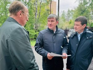 Врип главы Эдуард Малышев и депутат Мособлдумы Игорь Коханый проверили ход работ по замене асфальтового полотна на ул.Октябрьская
