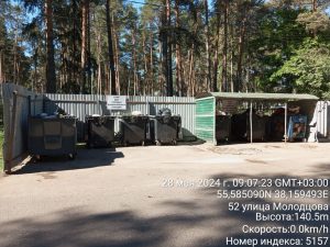 Единороссы в Раменском округе провели уборку мусора с контейнерной площадки по просьбе жителей