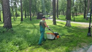 Сотрудники Раменского парка ежедневно наводят чистоту и поддерживают порядок на территории для комфорта гостей