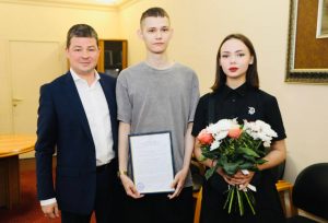 Врип главы Раменского округа Эдуард Малышев вручил жилищные сертификаты детям-сиротам