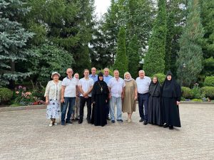 В День явления Казанской иконы Божией Матери заместитель главы Владимир Каменских и заместитель председателя окружного Совета депутатов Владимир Демин посетили подворье Покровского ставропигиального женского монастыря в селе Марково по приглашению игуменьи Феофании.
