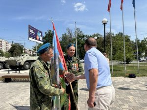 Единороссы совместно с Боевым братством почтили память ветеранов боевых действий и возложили цветы к мемориалу