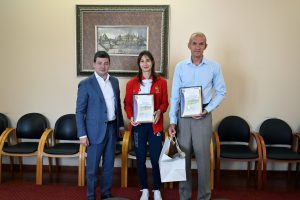 Врип главы Раменского округа Эдуард Малышев вручил благодарственные письма и подарки раменской спортсменке