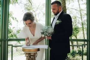 Более двадцати пар влюбленных решили узаконить свои отношения на выездной площадке в живописном Раменском парке