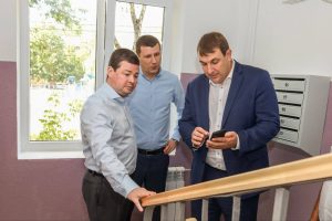 Врип главы Раменского округа Эдуард Малышев проверил качество ремонта подъездов по губернаторской программе «Мой подъезд» 