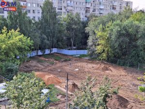 Во дворе на ул.Коммунистическая в Раменском обновляют площадку