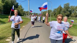 Долголеты Раменского округа пробежали кросс в честь Дня российского флага