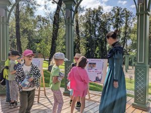 Члены и сторонники партии «Единая Россия» приняли участие в организации фотовыставки, посвященной истории появления Российского триколора