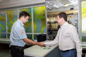 Секретарь местного отделения партии «Единая Россия» Эдуард Малышев проинспектировал готовность избирательного участка к проведению выборов