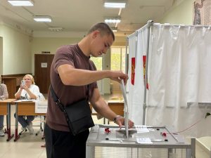 На избирательные участки в Раменском приходят граждане, которые впервые могут воспользоваться своим избирательным правом